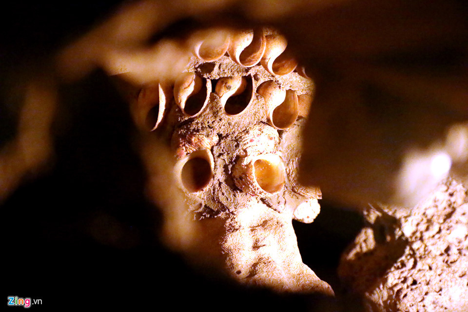 Đường xuống “địa ngục” khá hiểm trở, không gian ẩm thấp, quanh co, hầu hết đoạn đường tối đen nên trước lúc khởi hành, du khách phải chuẩn bị đèn pin hoặc đèn cầy cầm theo.