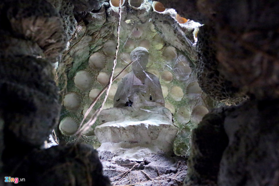 Bên trong, ngoài vỏ ốc, vỏ sò và san hô, các sư thầy luôn dành những chỗ trang trọng nhất cho các tượng mang dáng dấp phật giáo.