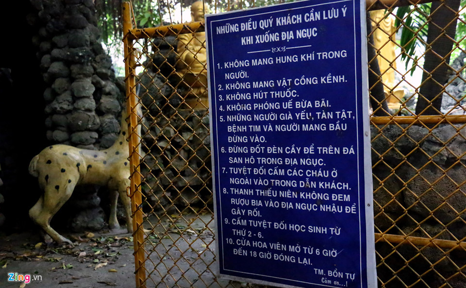 Khách đến tham quan ngôi chùa bằng vỏ ốc phải tuân thủ nghiêm ngặt nội quy của chùa đặt ra.