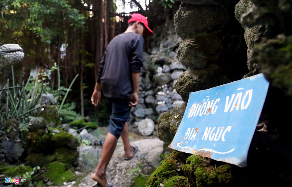 Khách tham quan chùa Ốc không thể bỏ qua hành trình xuống 18 tầng "địa ngục". Công trình này mang dáng dấp một con rồng khổng lồ, được xây bằng đá san hô, vỏ ốc dài khoảng 500 m.