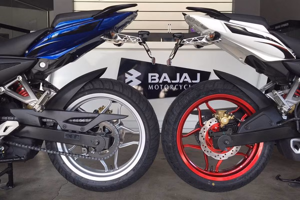 Phần đuôi xe ấn tượng với cụm đèn hậu vướt ngượ lên cao như mũi tên, pát biển số thiết kế cách điệu, phuộc đơn được sơn màu đỏ ấn tượng.