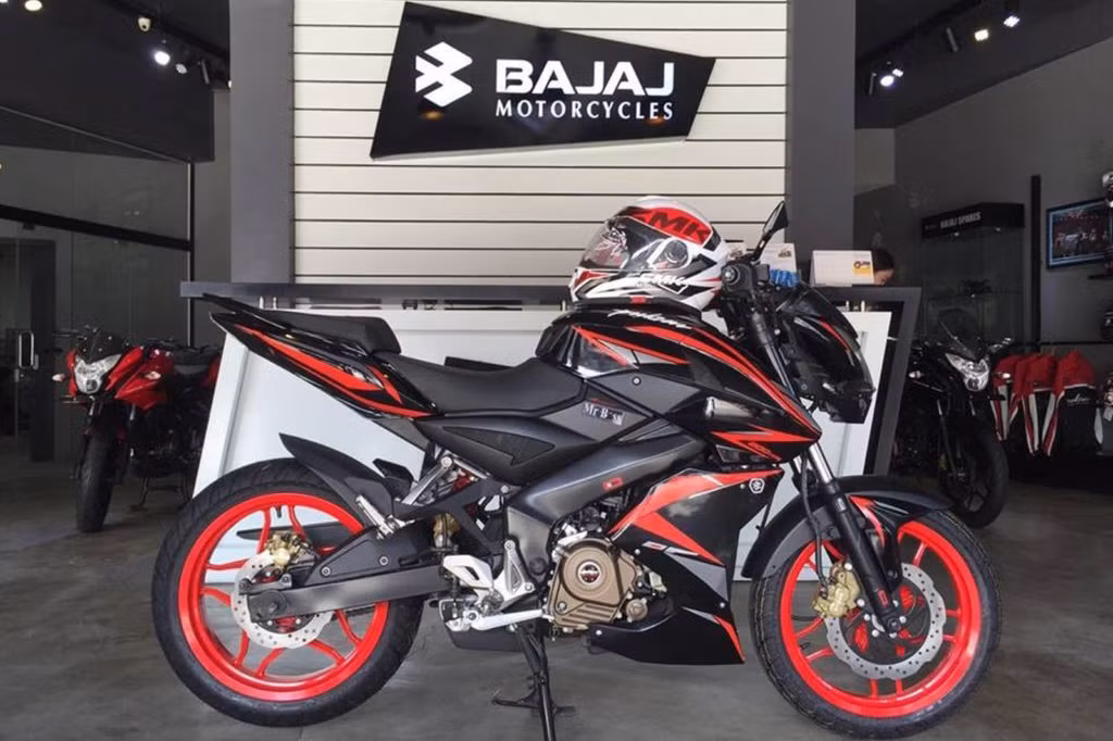 Bajaj Pulsar 200NS sở hữu chiều dài tổng thể 2.017 mm, rộng 804 mm, cao 1.075 mm và chiều cao yên 805 mm. Xe có trọng lượng 145 kg và bình xăng với dung tích 12 lít.