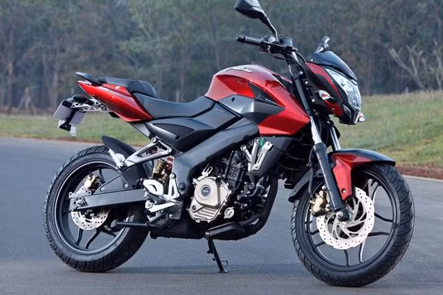 Mức tiêu hao nhiên liệu của Bajaj Pulsar 200NS trung bình 35 km/lít (2,85 lít/100 km) nội thành và 58 km/lít đường trường (1,72 lít/100 km).