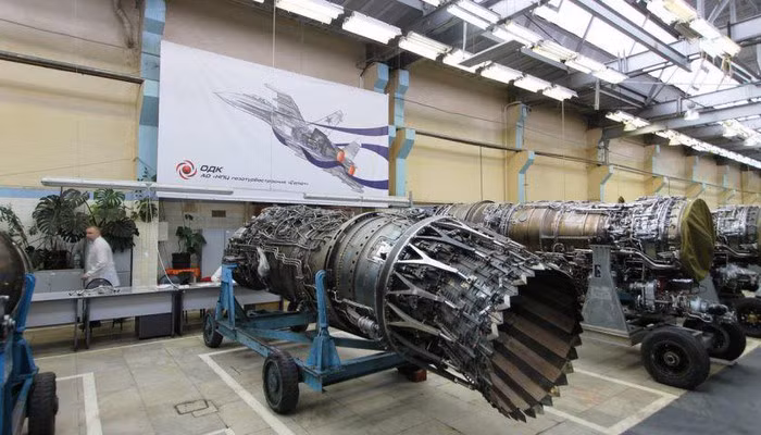 Mới đây đại diện ngành công nghiệp quốc phòng Nga cho biết tiến độ hoàn thiện động cơ Izdeliye 30 đang diễn ra nhanh hơn dự kiến và có thể lắp đặt trên tiêm kích Su-57 ngay trong năm 2020, nhưng chắc chắn chiếc nói trên vẫn dùng động cơ cũ.