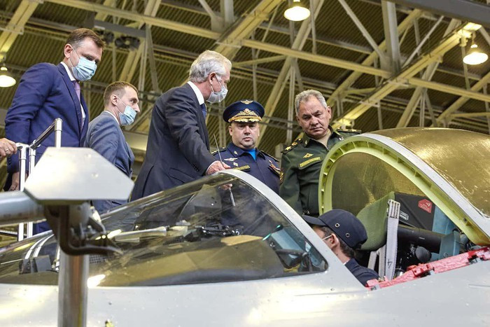 "Theo hợp đồng, chúng tôi có kế hoạch bàn giao 76 chiếc Su-57 cho Bộ Quốc phòng vào năm 2028”, Giám đốc điều hành Sukhoi - ông Ilya Tarasenko thông báo trong chuyến thăm của Bộ trưởng Quốc phòng Sergei Shoigu hôm 12/8.
