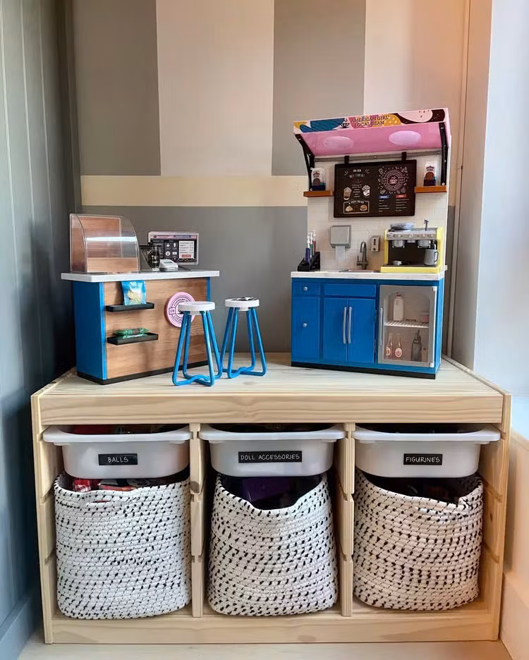 Ngăn kéo tủ đứng là một lựa chọn lưu trữ giá rẻ cho phòng chơi vì nó cung cấp nhiều không gian lưu trữ cho lego và các đồ chơi nhỏ khác. Bề mặt của ngăn kéo còn có thể được sử dụng như bàn để chơi hay kệ trưng bày các tác phẩm lego.