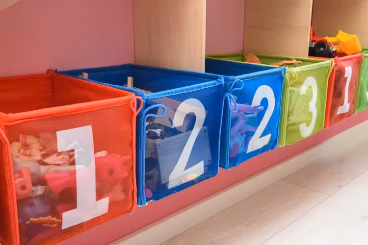 Thùng có thể gập lại cung cấp hệ thống lưu trữ để cất giữ Lego. Khi không cần dùng thùng, bạn có thể gập lại và cất gọn gàng trong ngăn tủ.