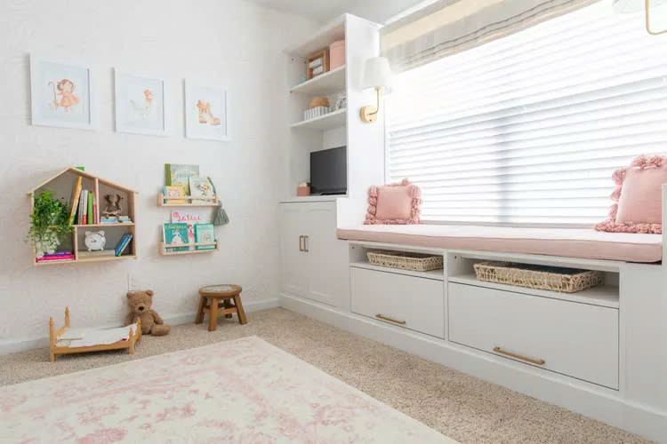 Kết hợp ngăn kéo tích hợp bên dưới ghế cạnh cửa sổ để lưu trữ lego và các bản hướng dẫn lắp ráp.