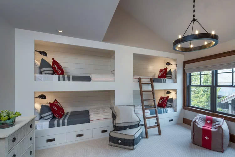 Nếu không còn nhiều chỗ lưu trữ lego, hãy cân nhắc thêm các ngăn kéo ở gầm của giường tầng.