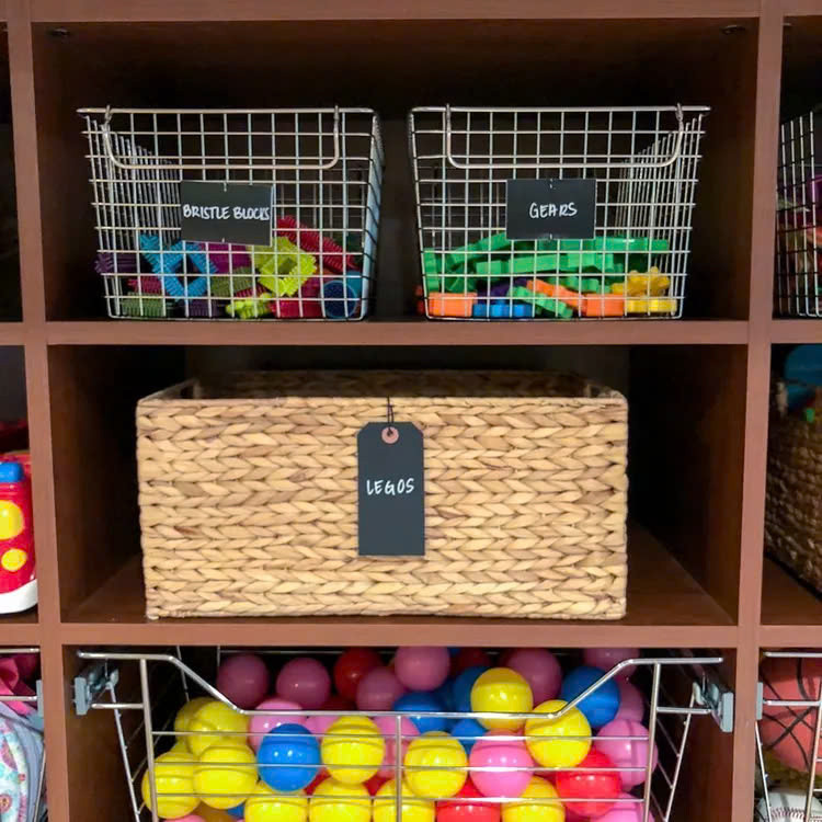 Cấu trúc chắc chắn và độ bền của giỏ mây giúp lưu trữ, bảo quản lego gọn gàng, ngăn nắp. Đừng quên dán nhãn để con bạn có thể dễ dàng tìm thấy loại lego chúng cần.