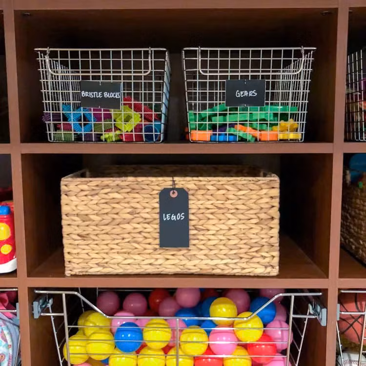 Cấu trúc chắc chắn và độ bền của giỏ mây giúp lưu trữ, bảo quản lego gọn gàng, ngăn nắp. Đừng quên dán nhãn để con bạn có thể dễ dàng tìm thấy loại lego chúng cần.