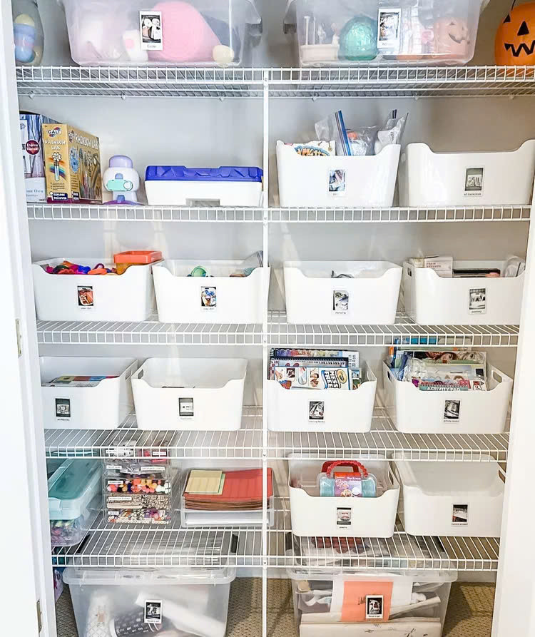 Thay vì sử dụng nhãn chữ trên thùng, hãy sử dụng nhãn ảnh được cắt từ hộp lego hoặc chụp ảnh các mảnh ghép, in ra rồi dán trên thùng.