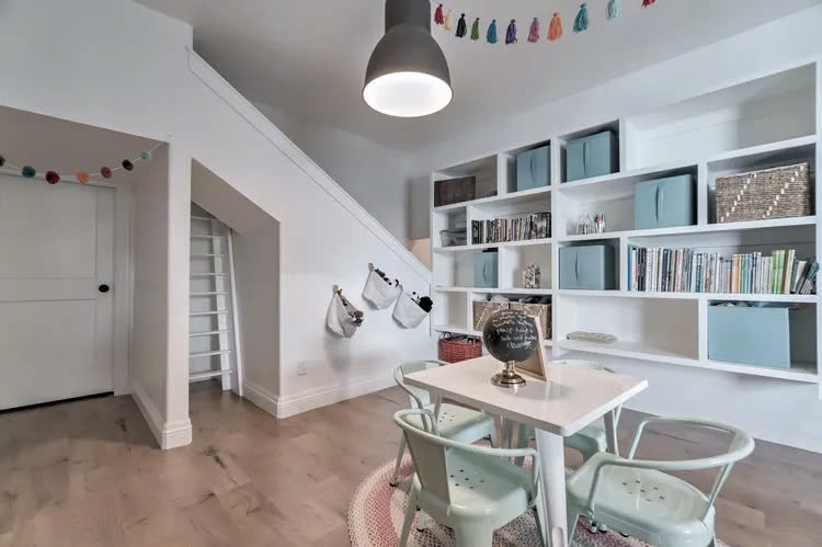 Lưu trữ lego với giỏ treo trên tường cũng là một ý tưởng sáng tạo không kém. Nếu có thể, bạn nên ưu tiên chức năng tách giỏ khỏi tường - bé nhà bạn có thể lấy cả giỏ và lego đến bàn để lắp ráp, sau đó, đặt tất cả lego vào giỏ và treo lại lên tường.