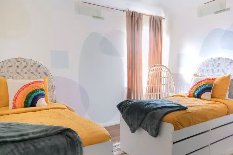 Nếu kệ và tủ đã chật cứng, hãy sử dụng không gian dưới gầm giường để sắp xếp và cất giữ lego.