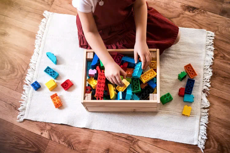 Thùng gỗ là lựa chọn lưu trữ chắc chắn và lâu dài cho lego của con bạn. Khi không còn dùng để đựng các mảnh lego nữa, bạn có thể tái sử dụng chúng cho nhiều mục đích khác.