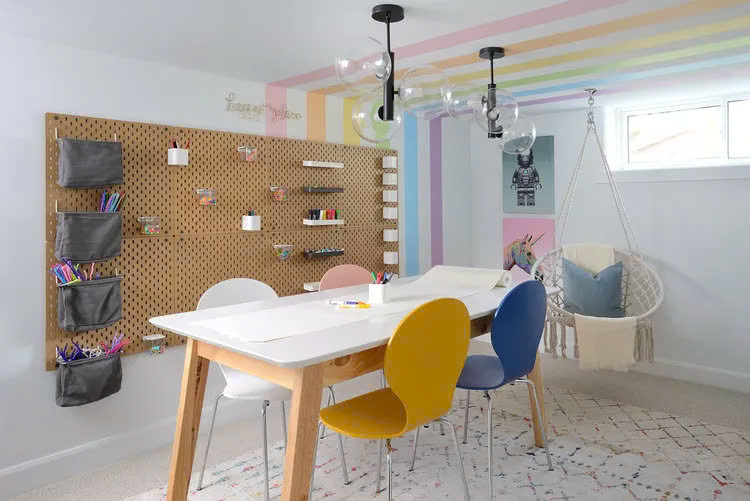 Lắp đặt một tấm ván gỗ trong phòng chơi, cất các mảnh lego trên kệ hay trong giỏ treo gắn vào tấm ván gỗ giúp việc lưu trữ và sử dụng trở nên dễ dàng hơn.