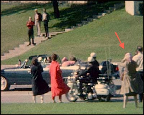 10. Babushka là một người phụ nữ bí ẩn luôn theo sát Tổng thống John F.Kennedy trong vụ ám sát năm 1963. Người phụ nữ này mặc áo choàng màu nâu và trùm khăn lên đầu. Tên Babuska được lấy từ chữ viết trên chiếc khăn. Cho đến nay, Babushka là ai, có nhiệm vụ gì vẫn là câu hỏi chưa có câu trả lời.
