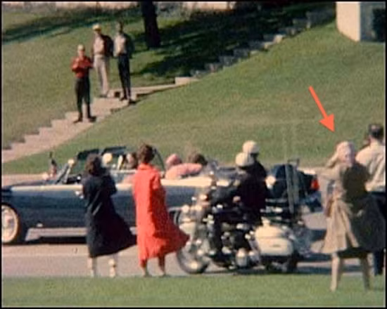 10. Babushka là một người phụ nữ bí ẩn luôn theo sát Tổng thống John F.Kennedy trong vụ ám sát năm 1963. Người phụ nữ này mặc áo choàng màu nâu và trùm khăn lên đầu. Tên Babuska được lấy từ chữ viết trên chiếc khăn. Cho đến nay, Babushka là ai, có nhiệm vụ gì vẫn là câu hỏi chưa có câu trả lời.