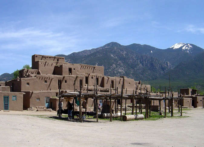 3. Âm vang từ lòng đất. Năm 1997, các nhà khoa học Mỹ đã tập trung tại viện nghiên cứu hàng đầu quốc gia để quan sát và tìm hiểu về âm thanh kỳ lạ xuất hiện ở vài nơi trong thị trấn Taos, Mexico. Nhưng cho đến nay, nguồn gốc của âm thanh này vẫn đang thách đố các nhà khoa học tìm lời giải.