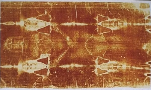 1. Tấm vải liệm Turin. Đây là một trong những biểu tượng tôn giáo thiêng liêng nhất, được tín đồ Cơ Đốc giáo coi là tấm vải dùng để liệm xác và lưu giữ hình ảnh Chúa Jesus.