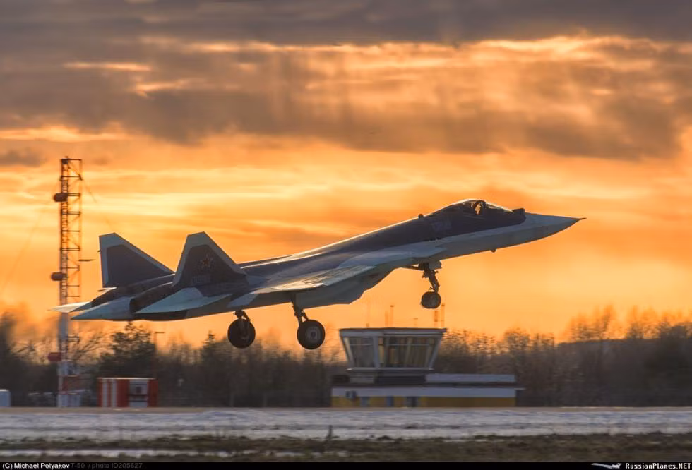 Su T-50 là máy bay chiến đấu thế hệ thứ 5, và lẽ dĩ nhiên tính năng tiếp nhiên liệu trên không của dòng tiêm kích này là phải có. Tuy nhiên, chúng rất đặc biệt, vô cùng độc đáo, có rất ít loại máy bay trên thế giới sở hữu công nghệ này. Nguồn ảnh: Russian Planes