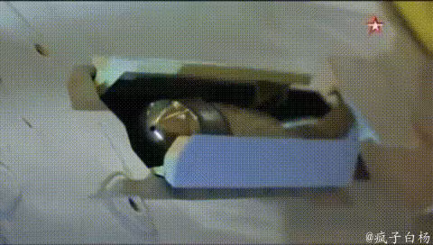 Trong ảnh, cửa che đang mở dần ra để lộ bộ phận tiếp nhiên liệu trên Su T-50. Nguồn ảnh: QQ