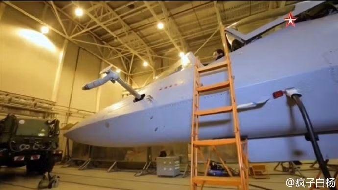 Cần tiếp nhiên liệu trên không trên nguyên mẫu Su T-50 thử nghiệm dưới mặt đất. Nguồn ảnh: QQ