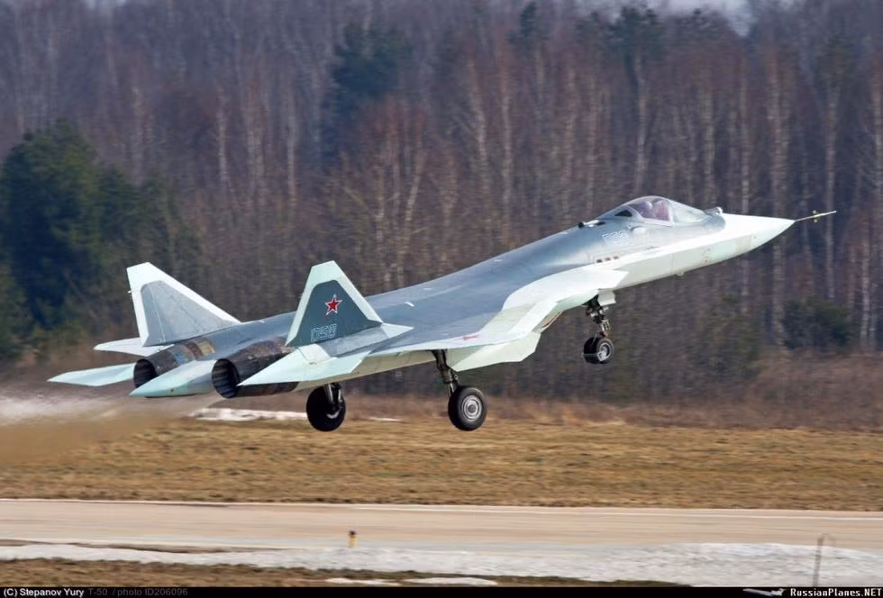 Chiến đấu cơ tàng hình Su T-50 được trang bị động cơ AL-41F có kiểm soát véc tơ lực đẩy đa chiều với vòi phun có thể chuyển động đem lại khả năng cơ động cao, có thể giúp máy bay đạt tốc độ bay hành trình siêu âm Mach 1,6 (1.700km/h). Nguồn ảnh: Russian Planes