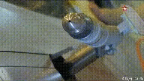 Tuy nhiên, sử dụng thiết bị kiểu này cũng tiềm ẩn nguy cơ lỗi kỹ thuật nếu cửa sập bị kẹt hay là lỗi trên bộ phận tiếp dầu khiến nó không được đẩy tới vị trí yêu cầu để thực hiện tiếp nhiên liệu trên không. Nguồn ảnh: QQ