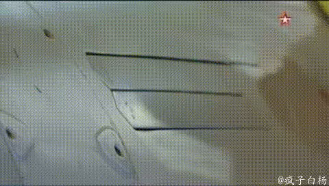 Của siêu tiêm kích Su T-50 cũng sử dụng thiết bị tương tự nhưng chúng được giấu trong khoang mũi. Trong ảnh, cửa che “giấu” bộ phận tiếp nhiên liệu của Su T-50. Nguồn ảnh: QQ