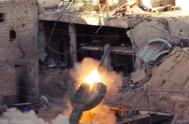 Sau khi tên lửa đến khoảng cách nhất định, được xác định bởi cáp hãm, các lượng nổ sẽ rơi xuống bãi mìn và cắt động cơ tên lửa đẩy. Lái xe sẽ lùi xe lại để kéo thẳng cáp nổ. Trưởng xe kích nổ dây nổ và cắt cáp hãm. Toàn bộ tiến trình phá nổ kéo dài từ 3-5 phút. Armored Warfare