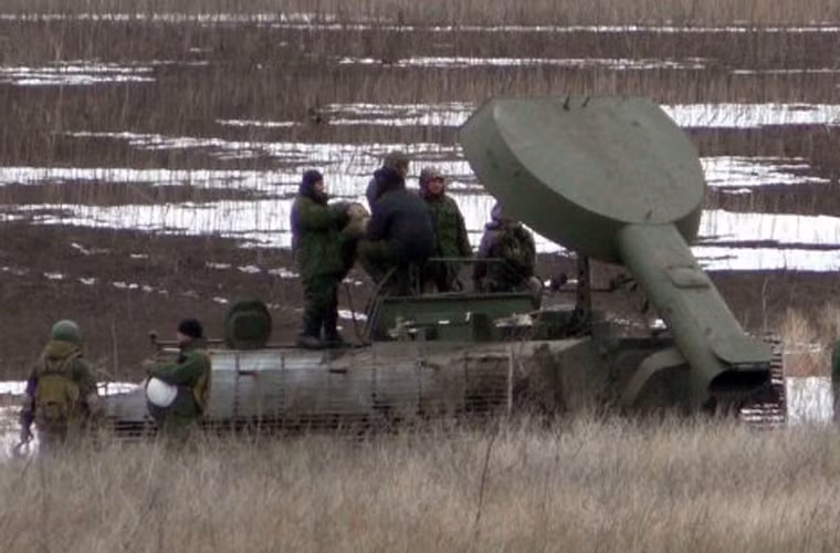 Để mở hành lang qua các trận địa mìn, UR -77 sẽ tiến đến sát trận địa mìn trên khoảng cách từ 200 đến 500m. Kíp xe gồm trường xe - trắc thủ và lái xe. Trưởng xe sẽ xác định khoảng cách đến bãi mìn, nhấc tháp pháo lên theo góc phóng tên lửa và phóng đạn. Tên lửa bay theo đừng bay đạn đạo và kéo cùng cáp điện với các lượng nổ. Nguồn ảnh: twitter