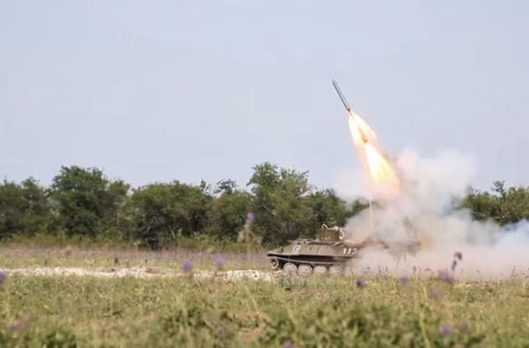 UR-77 có khả năng dọn quang bãi mìn với chiều sâu 80-90m, chiều rộng 6m cho phép hầu hết các phương tiện cơ giới hạng nặng có thể vượt qua an toàn. Nguồn ảnh: Unian