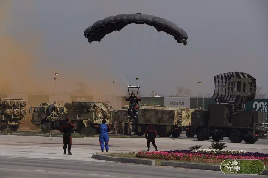 Hàng dài khí tài tên lửa phòng không và radar xếp đội hình sẵn sàng tiến vào lễ đài. Nguồn ảnh: Hoàn Cầu