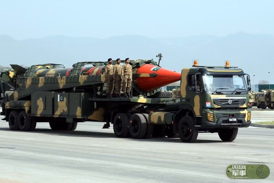 Pakistan hiện cũng là một trong số ít quốc gia đã phát triển thành công tên lửa đạn đạo từ tầm ngắn tới tầm trung. Trong đó, loại hiện đại và có tầm bắn xa nhất kho tên lửa đối đất của Pakistan là Shaeen-III được bắn thử lần đầu tháng 3/2015. Tầm bắn của nó lên tới 2.750km, tốc độ bay Mach 18. Nguồn ảnh: Hoàn Cầu