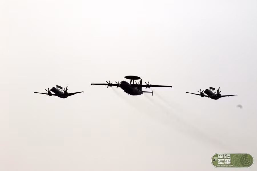 Biên đội máy bay cảnh báo sớm: ZDK-03 (Trung Quốc chế tạo) ở giữa đội hình và Saab 2000 Erieye (Thụy Điển chế tạo) ở hai bên. Nguồn ảnh: Hoàn Cầu