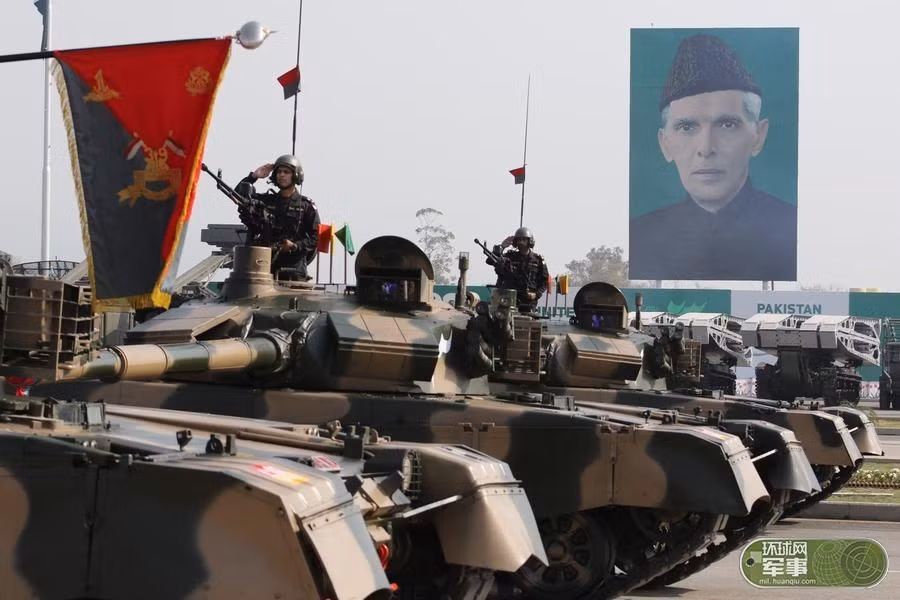 Trong ảnh, xe tăng chủ lực hiện đại nhất Quân đội Pakistan Al-Khalid được chế tạo trên cơ sở tăng Type 90-II của Trung Quốc. Chiếc xe tăng này sở hữu sức mạnh tương đương T-72, T-90 của Ấn Độ với pháo 125mm, giáp ERA kết hợp composite.Nguồn ảnh: Hoàn Cầu