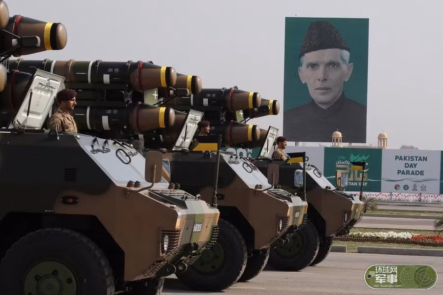 Xe phóng tự hành tổ hợp tên lửa đất đối không tầm thấp FM-90 mà Pakistan nhập khẩu từ Trung Quốc. FM-90 là phiên bản xuất khẩu của HQ-7 do Trung Quốc chế tạo trên cơ sở hệ thống Crotale của Pháp. FM-90 đạt tầm bắn từ 700m tới 15km, độ cao đánh chặn từ 15-6.000m. Nguồn ảnh: Hoàn Cầu