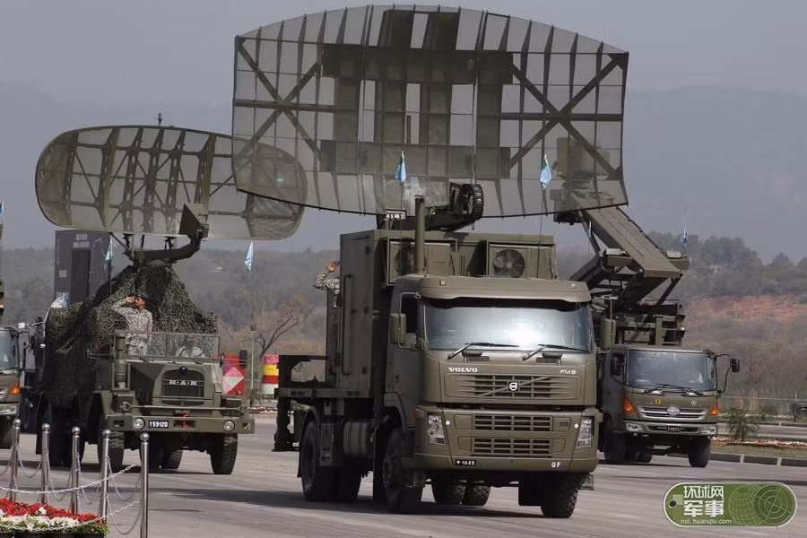 Pakistan cũng là một trong những đối tác quốc phòng lớn của Trung Quốc. Không ít vũ khí hiện đại của Pakistan xuất xứ từ Bắc Kinh. Trong ảnh là mẫu radar cảnh giới 2 tham số YLC-6 do Viện Nghiên cứu công nghệ điện tử Nam Kinh phát triển, có tầm hoạt động 150km, độ cao 10.000m. Nguồn ảnh: Hoàn Cầu