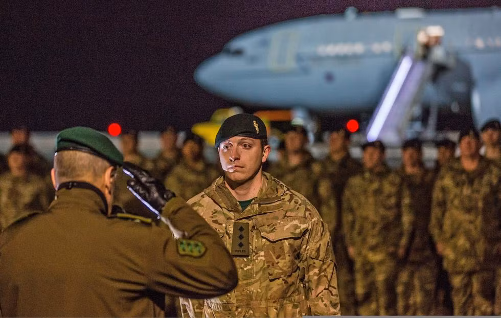 Sĩ quan cấp cao Quân đội Estonia đón tiếp sĩ quan trẻ chỉ huy lực lượng Anh. Nguồn ảnh: QQ