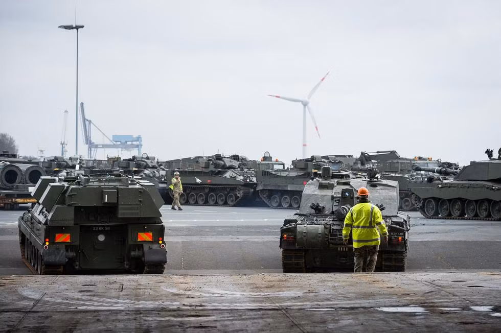 Các xe tăng, pháo tự hành, thiết giáp đều phải lùi đít vào tàu, để khi rời tàu chúng sẽ không phải xoay lại khi mà không gian hạn hẹp. Nguồn ảnh: QQ