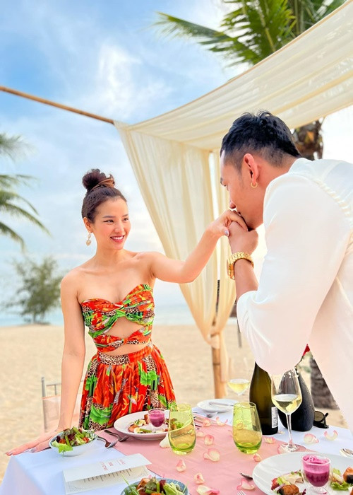 Cặp đôi có bữa ăn lãng mạn trên bờ biển.