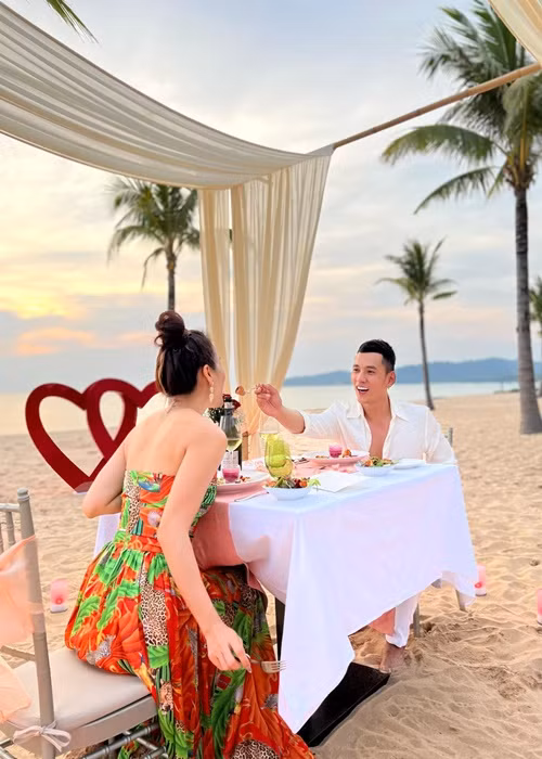 Lý Bình ân cần đút đồ ăn cho Phương Trinh.