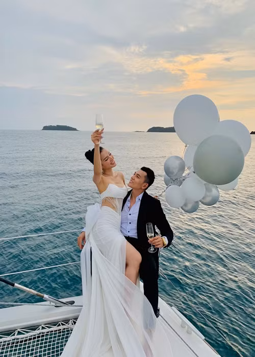 Phương Trinh được Lý Bình cầu hôn năm 2020. Trong 2 năm qua, cả hai dọn về sống thử.