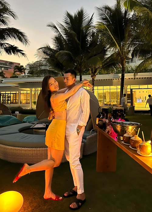 “Một đêm tại resort của Phương Trinh Jolie - Lý Bình là 45 triệu, của ê-kíp là 8 triệu (gồm có 3 phòng). Tổng cộng khoảng 138 triệu chưa tính vé máy bay, ăn uống, công của từng người. Phí thuê nhiếp ảnh là 50-70 triệu, make up 2000 - 3000 USD, stylist khoảng 100 triệu, quay phim khoảng 2000 USD, áo cưới 1 bộ khoảng 40-50 triệu cho 1 thiết kế, 4 thiết kế khoảng 200 triệu. Chú rể cũng có 4 bộ vest khác nhau, mỗi bộ khoảng hơn 10 triệu. Ngoài ra du thuyền còn khoảng 85 triệu cho một ngày thuê”, bà xã của Lý Bình cho biết.