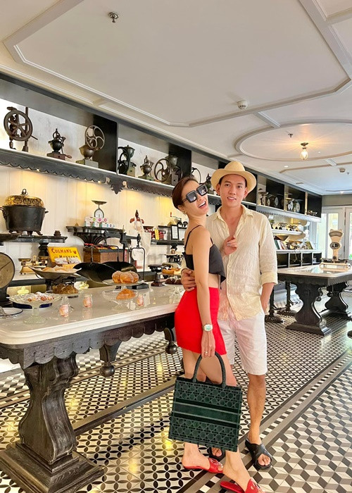 Đôi uyên ương còn dự định tổ chức đám cưới nhỏ ở Phú Quốc, có khoảng 30 người thân thiết.