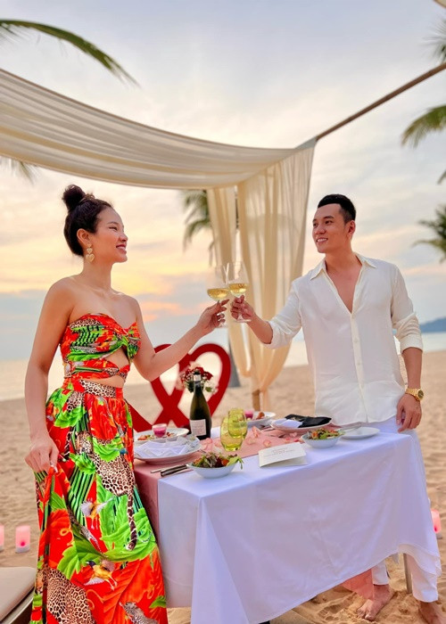 Theo Zing, Phương Trinh và chồng trẻ làm thủ tục đăng ký, nhận giấy chứng nhận kết hôn vào tháng 1/2022.