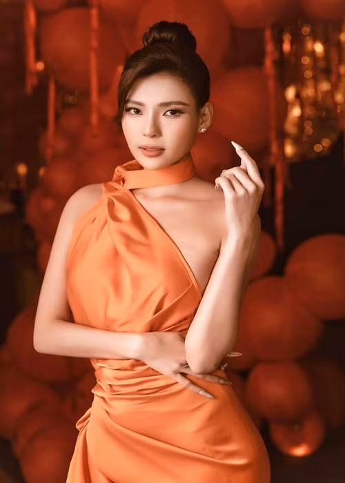 Năm 2016, trên Tri thức trẻ, Thúy Diễm cho biết, không dám nhận là chân dài và không bao giờ cho phép bản thân được sống dựa vào ai đó. “Diễm có thể tự hào mà nói là mình chưa bao giờ vướng phải tình huống khó xử nào với đại gia. Cạm bẫy nhiều, cơ hội để mình đổi đời, giàu có nhờ đại gia là không thiếu nhưng quan trọng, bản thân mỗi người có giữ được cái tôi hay không”, bà xã của Lương Thế Thành nói. Ảnh: FBNV