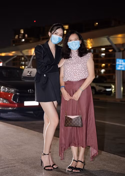 Mẹ của Phương Anh ra sân bay tiễn con sang Pháp dự tuần lễ thời trang.