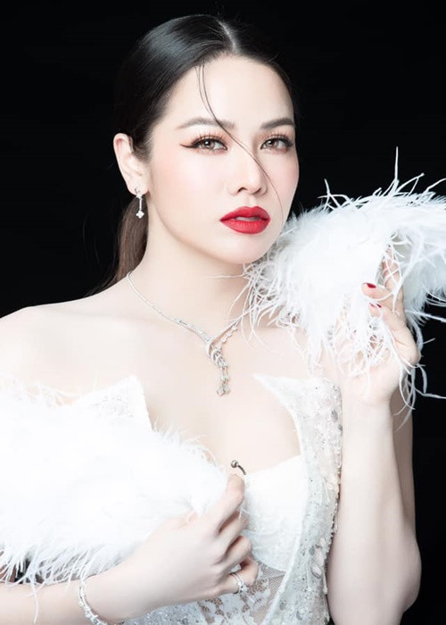 Nữ ca sĩ không hay khoe những món đồ đắt đỏ. Tuy nhiên, cô là một tay chơi hàng hiệu ngầm của showbiz.